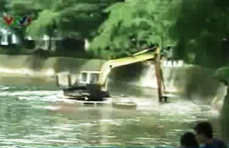 Xe[-]xúc[-]nạo[-]bùn[-]ở[-]bờ[-]sông[-](ảnh[-]chụp[-]từ[-]clip[-]của[-]VTV)